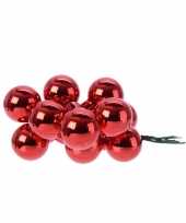 10x rode mini kerstballen kerststukje stekers 2 cm glans