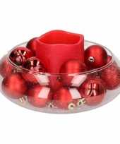 Diy kerstdecoratie ronde vaas met rode ballen en led kaars